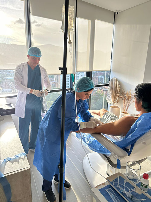 Doctor and patient at Alevy in Medellin receiving stem cell therapy treament for aging well